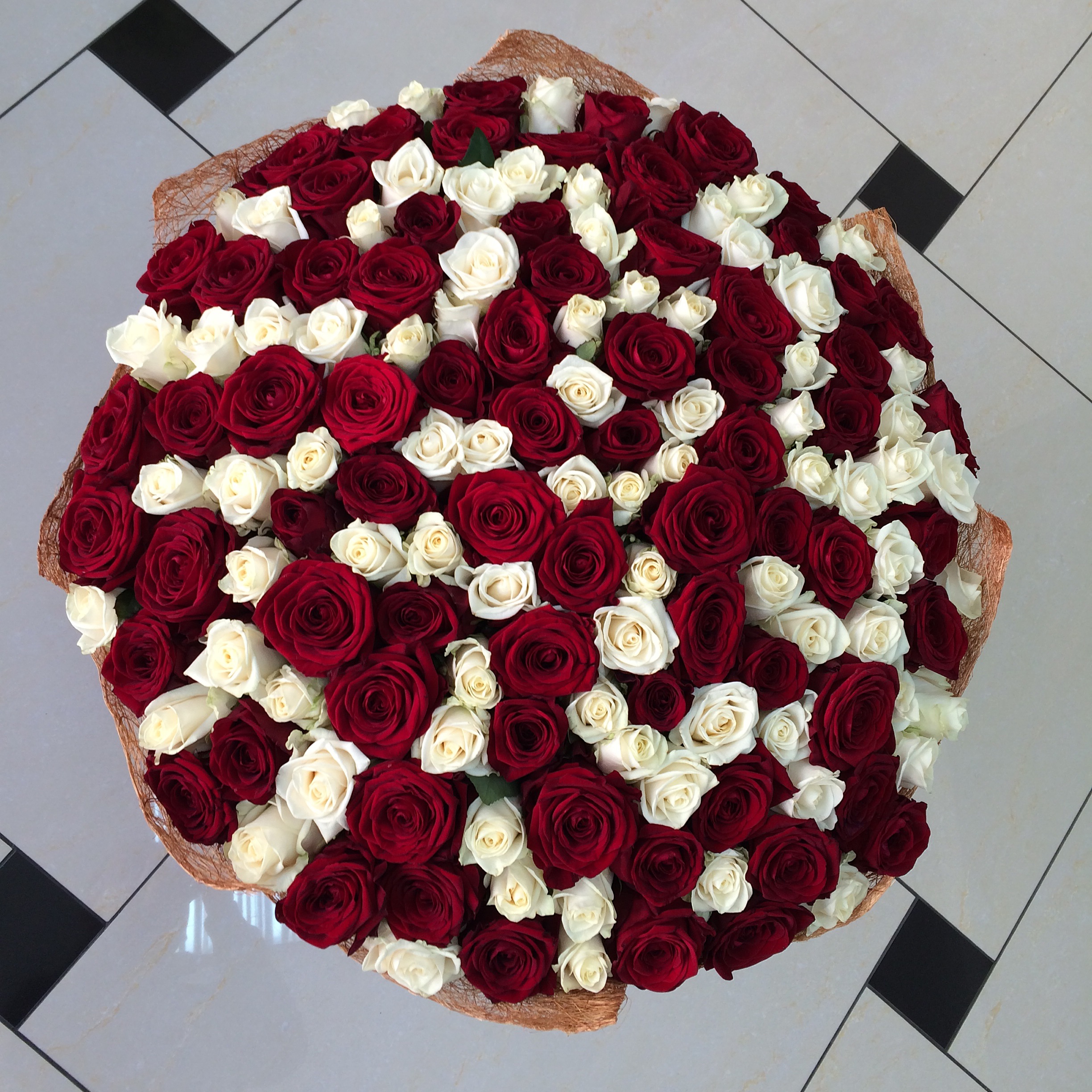 Букет 101 роза бело-красные 60см